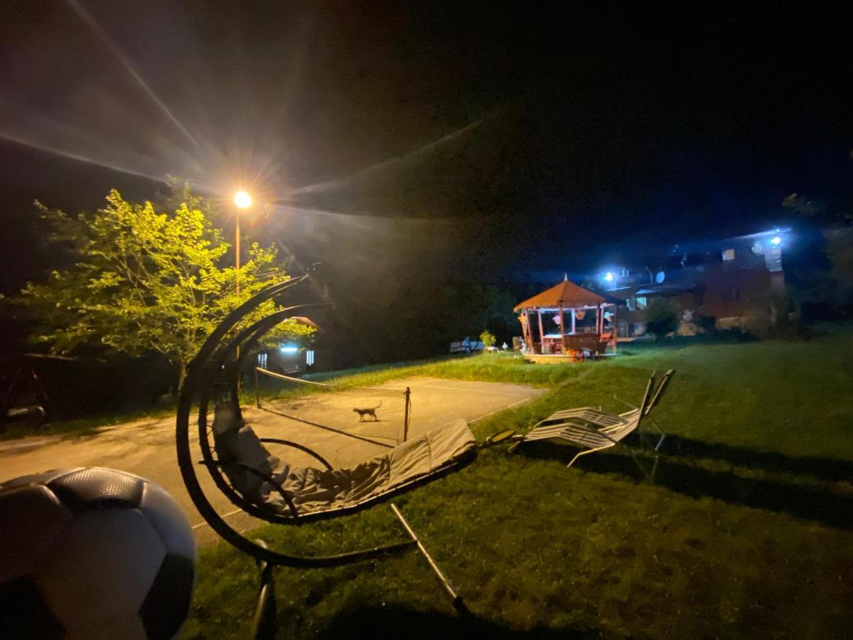 Cabana Cu Teren De Tenis -- Parter Banita Exterior foto