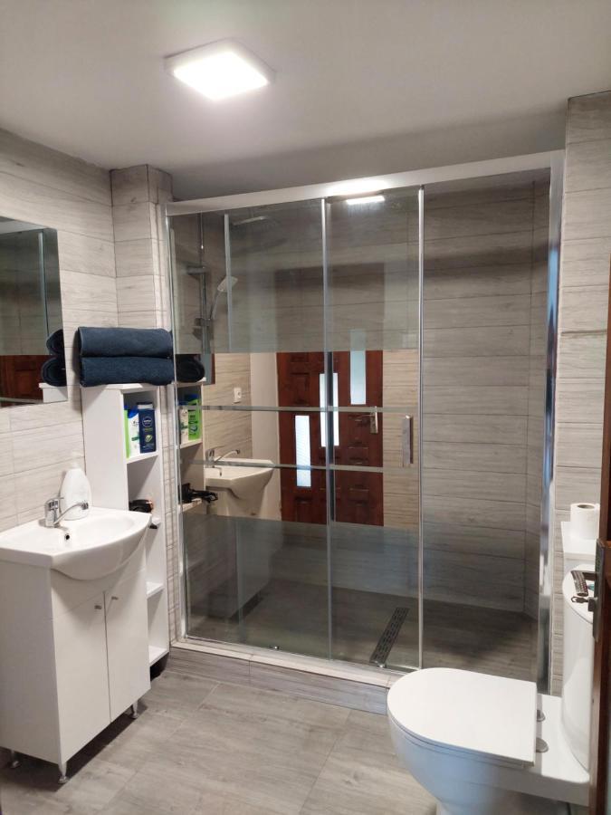 Cabana Cu Teren De Tenis -- Parter Banita Exterior foto