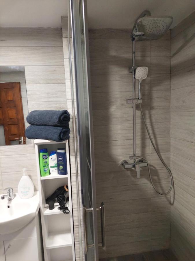 Cabana Cu Teren De Tenis -- Parter Banita Exterior foto
