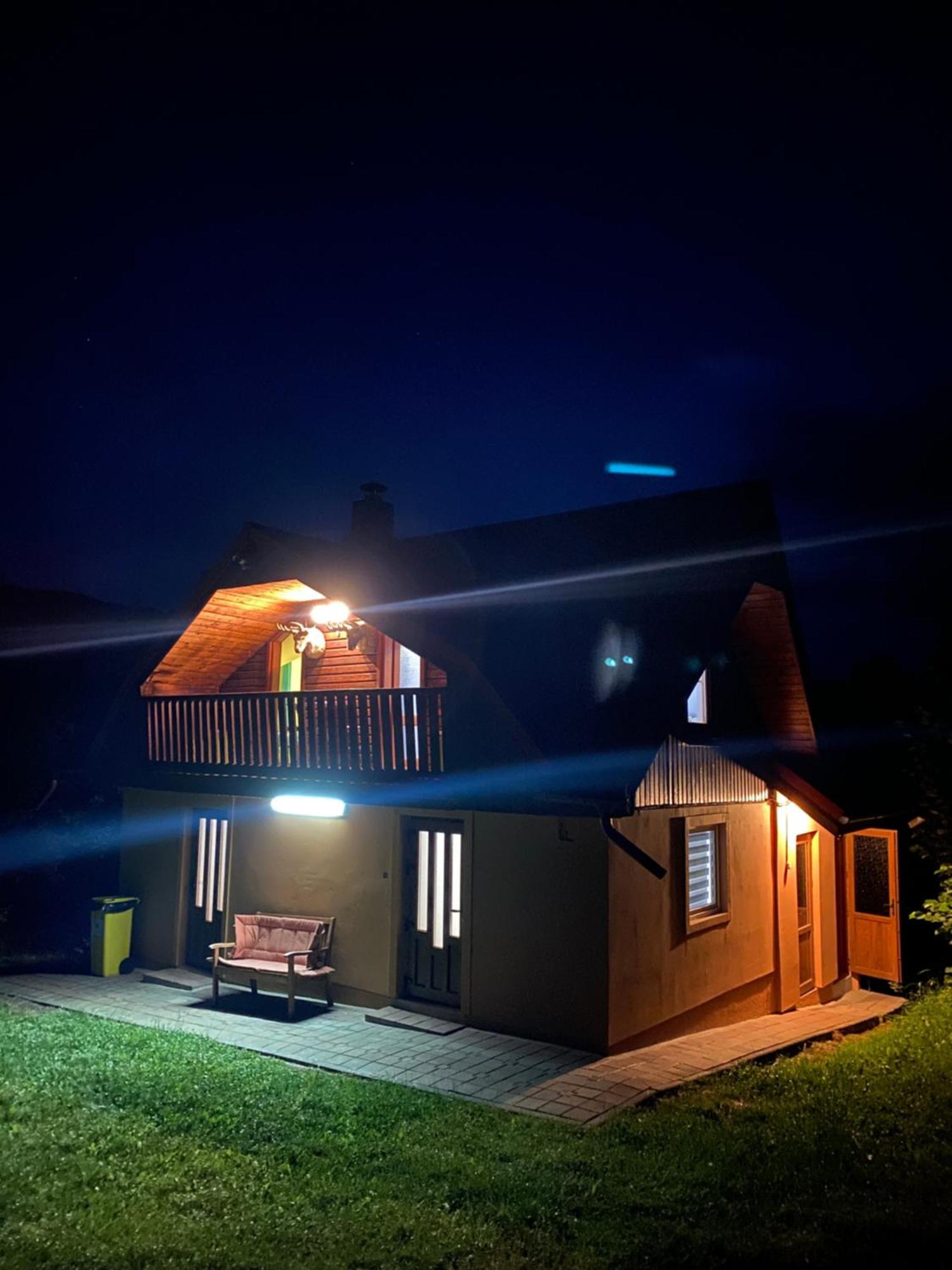 Cabana Cu Teren De Tenis -- Parter Banita Exterior foto